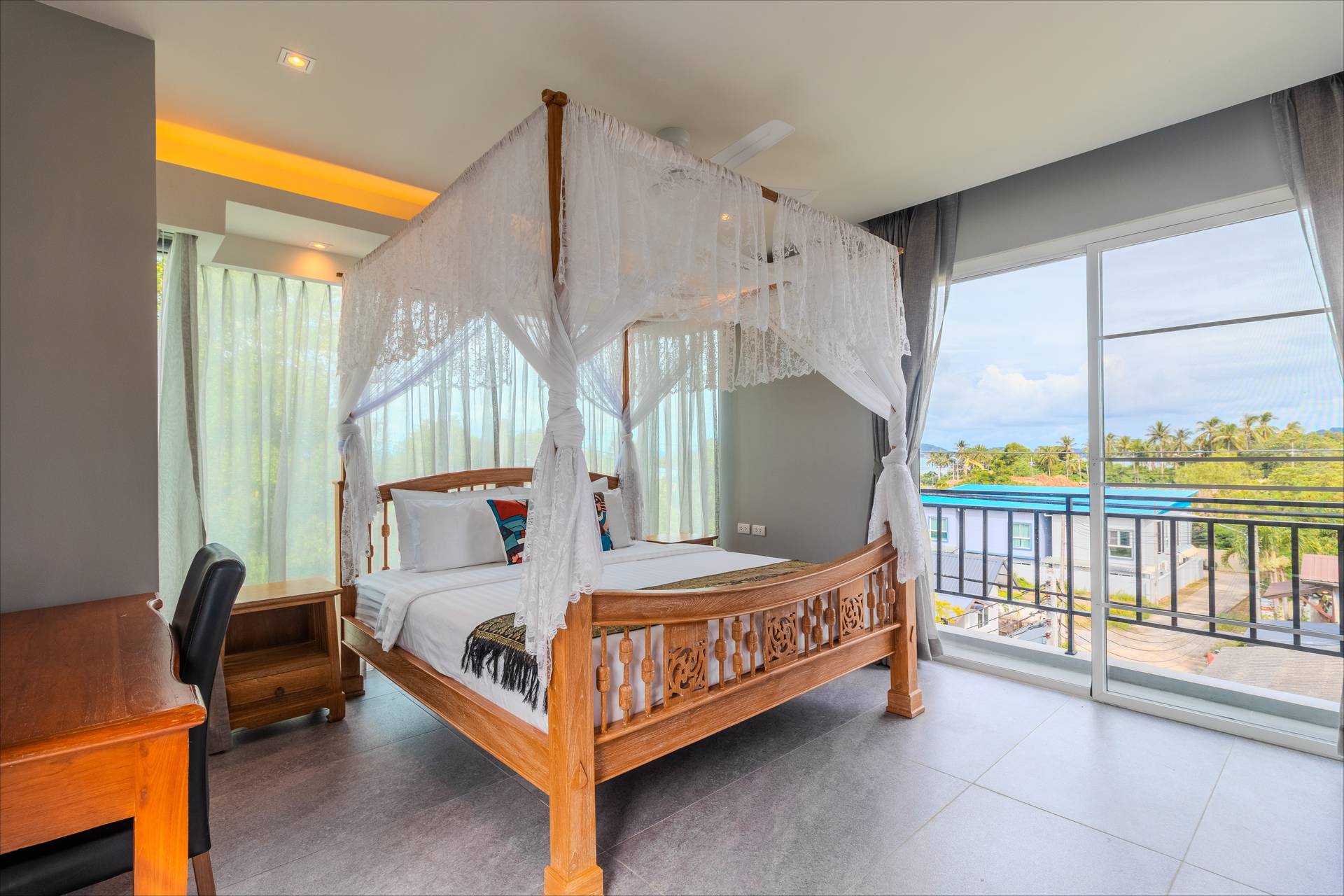 Panoramic canopy bedroom with desk area